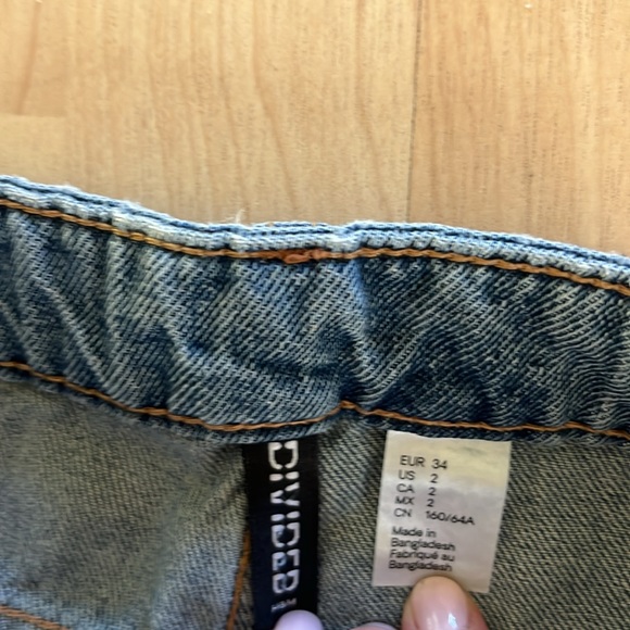 H&M Divided women’s jeans.  High rise, loose through leg. Size 2. - Picture 5 of 5